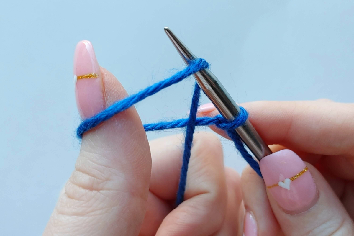 Slip knot knitting demonstrated close up
