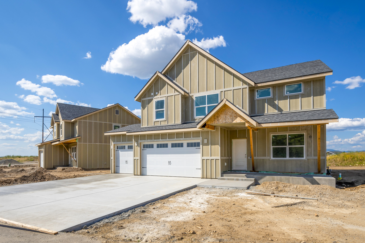 iStock-1373167241 master planned community A street of partially finished new homes in a new suburban development