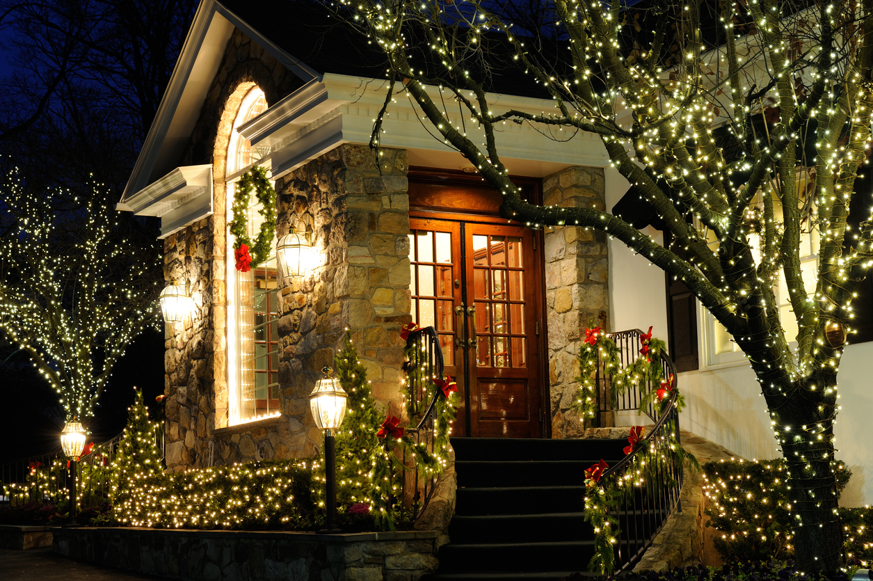 iStock-174929958 things a landscaper can do christmas light display