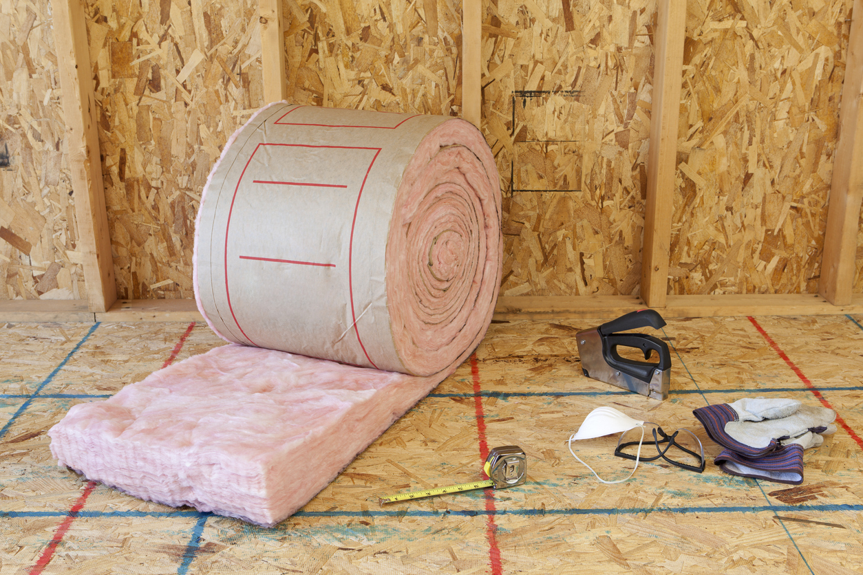 iStock-182177722 how to insulate a shed rollled fiberglass insulation with tools