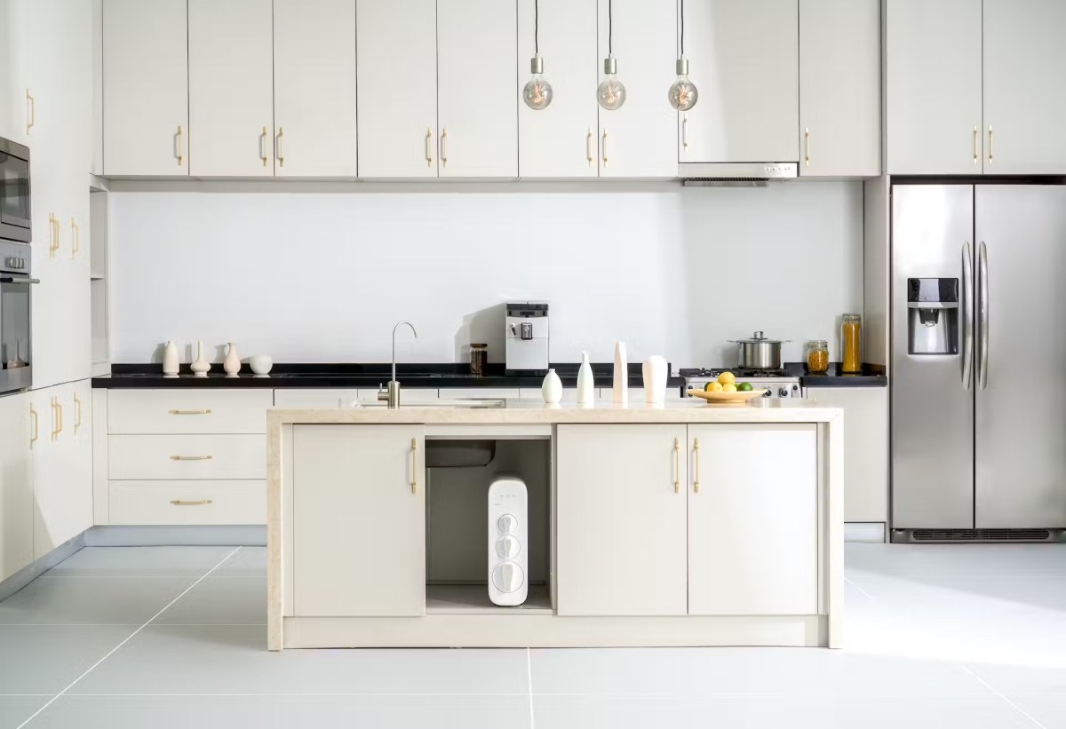 Modern All-White Kitchen Featuring an Under-Sink Water Filtration System from Waterdrop