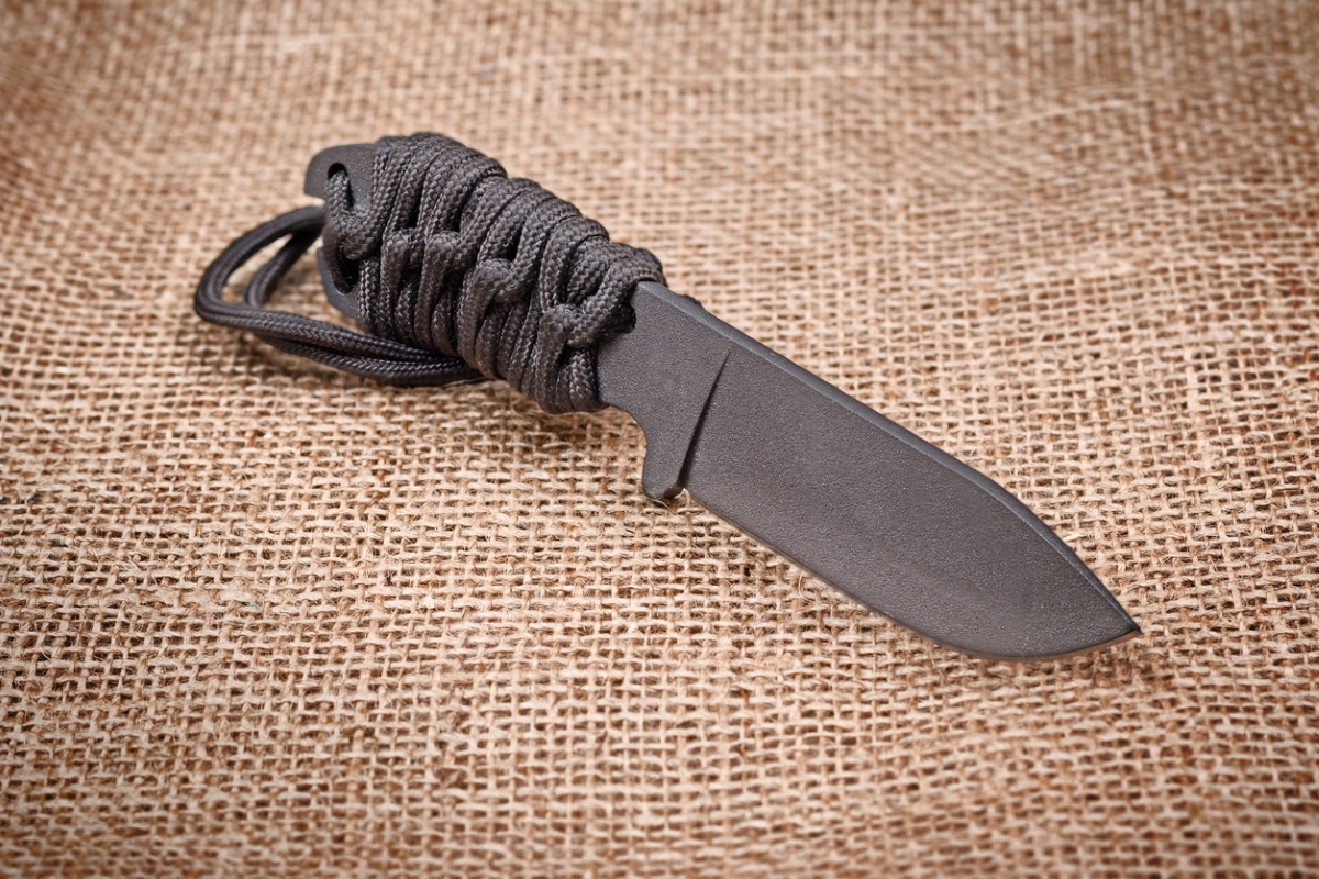 Black knife with paracord handle