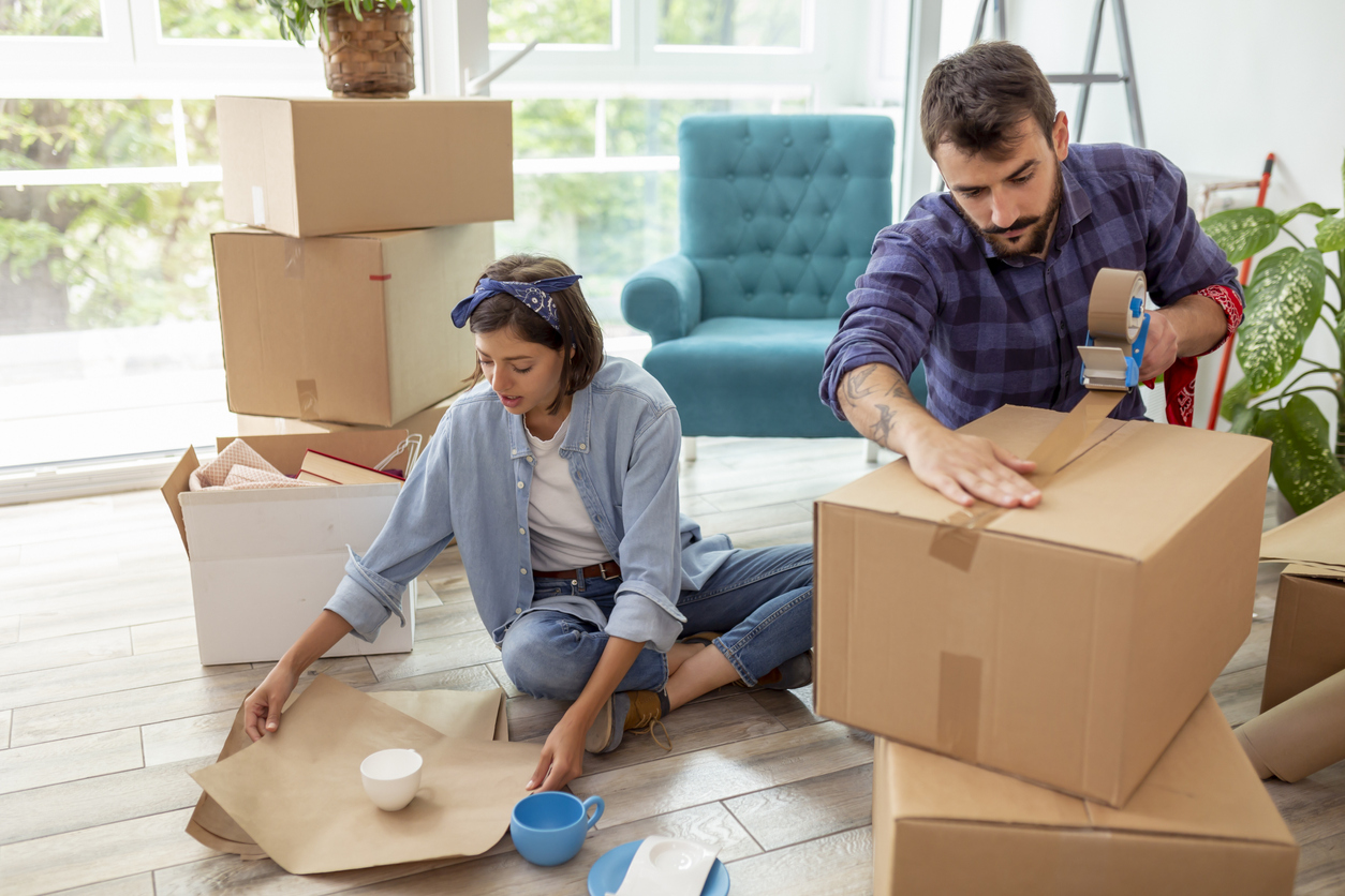 iStock-1287234762 Moving Container vs. Truck Rental couple packing up items to move