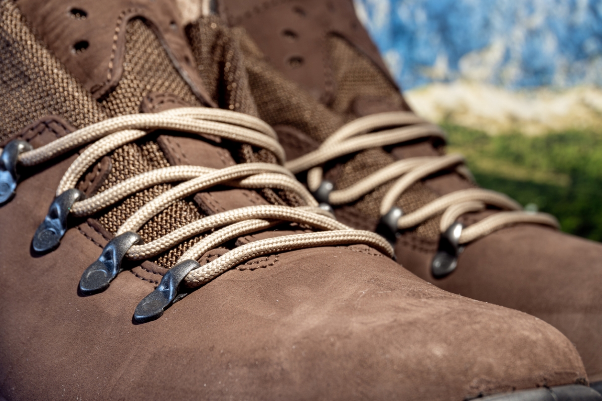 Tan paracord shoelaces on brown boots