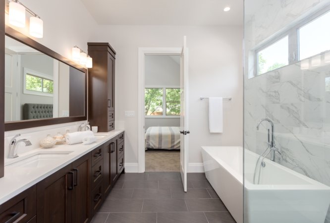 en suite meaning - master bathroom with view of bedroom through door