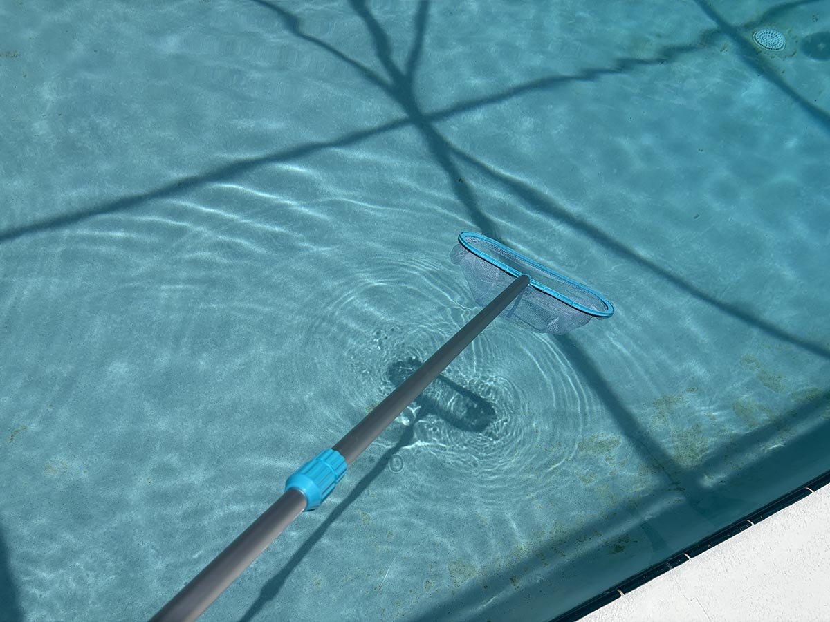 Intex pool cleaning kit skimmer in pool