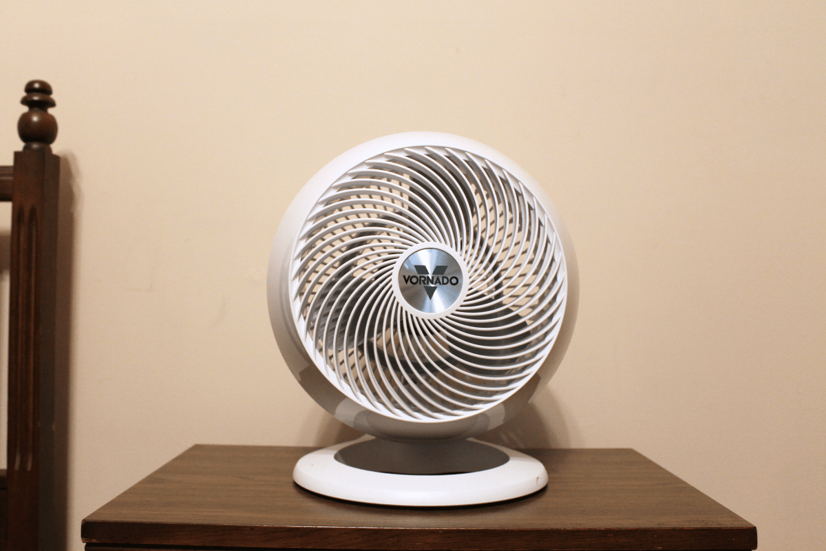Testing the Vornado 660 fan in a bedroom