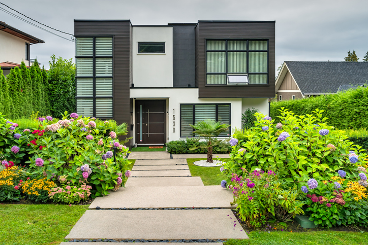contemporary-brown-and-white-house-facade-with-native-flora-landscaping
