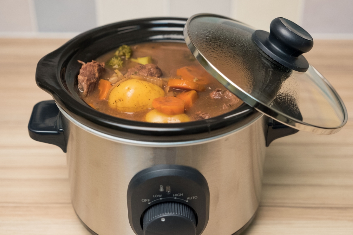 Slow cooker with lid open