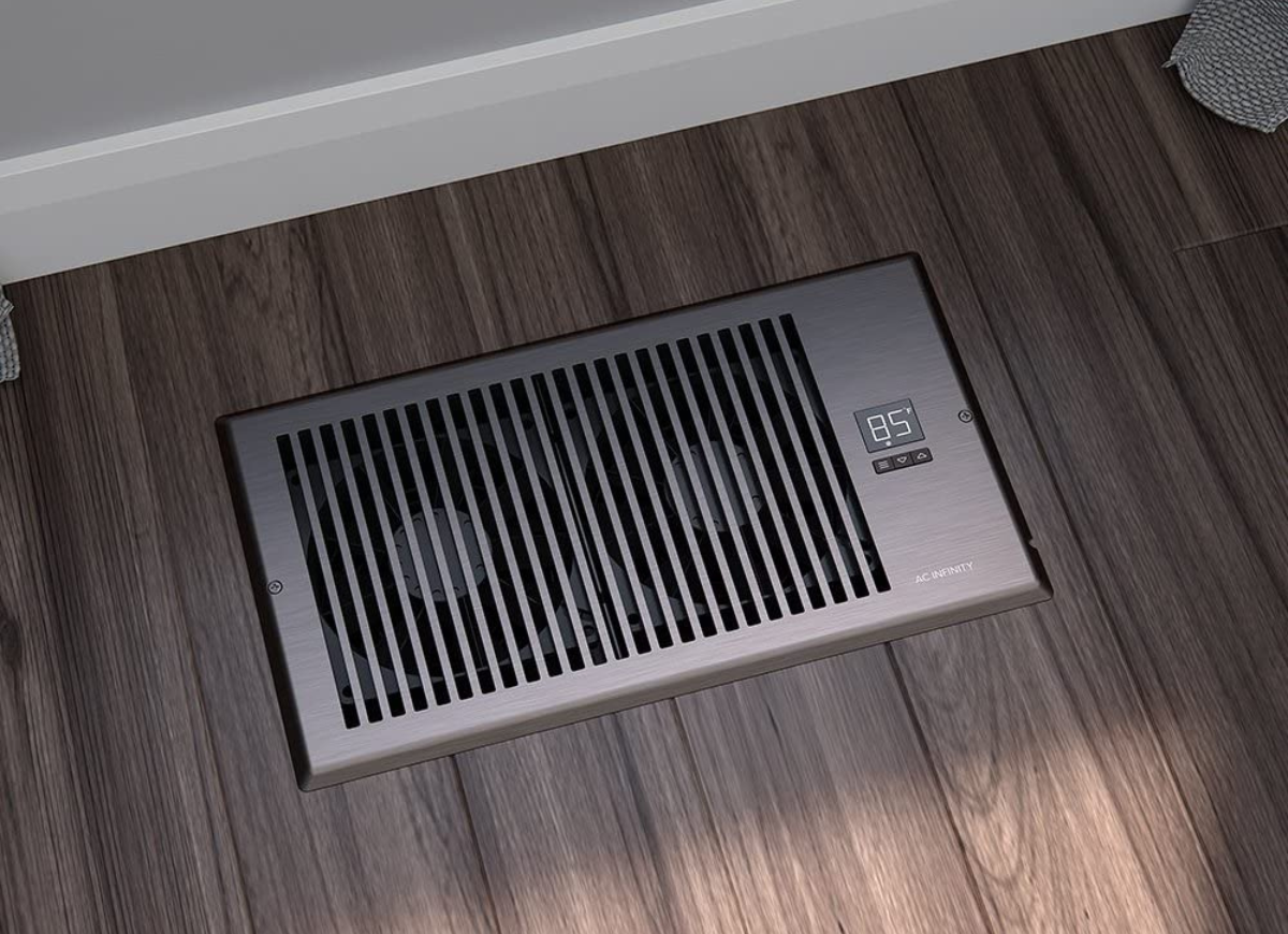 Air booster fitted onto floor vent