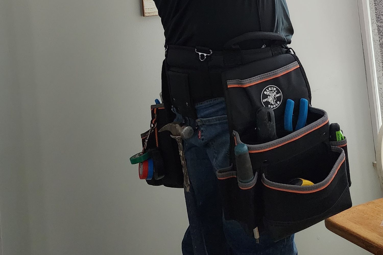 A man wearing the Klein Tools Tradesman Pro Electrician's Tool Belt