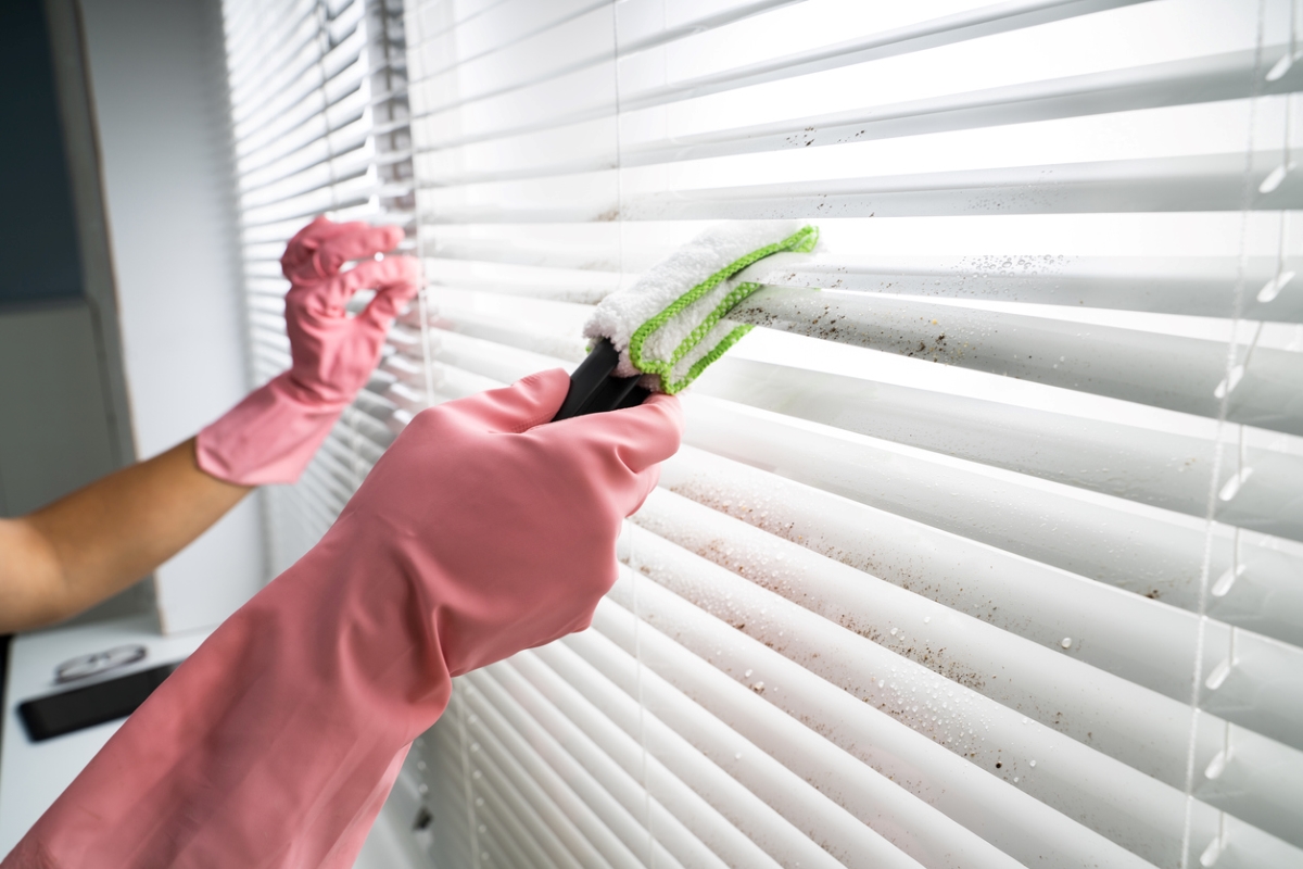 Cleaning blinds with tongs