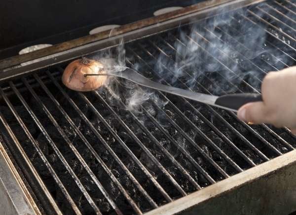 Cleaning grill grates with onion