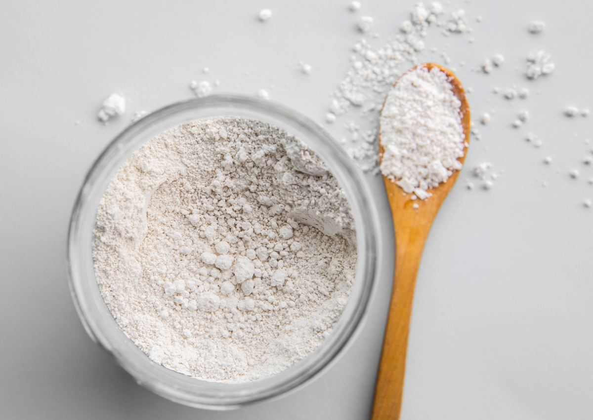 diatomaceous earth in bowl with spoon