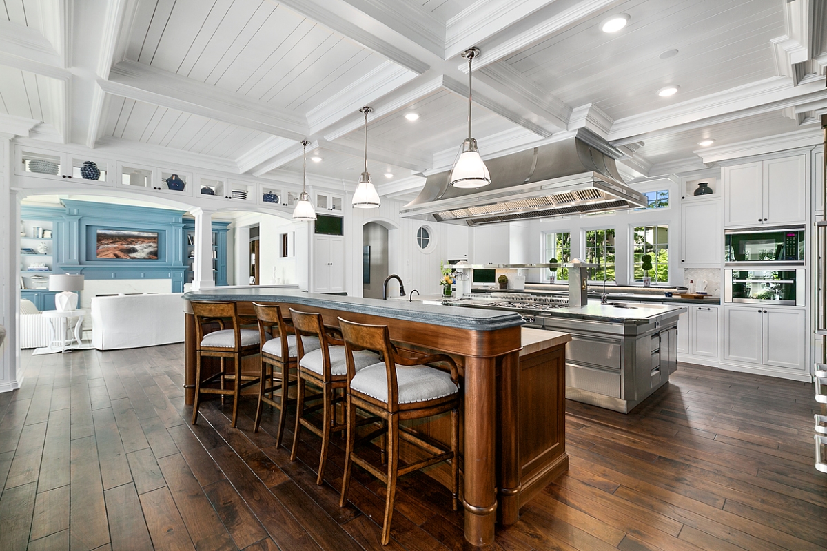 Large kitchen with chef island