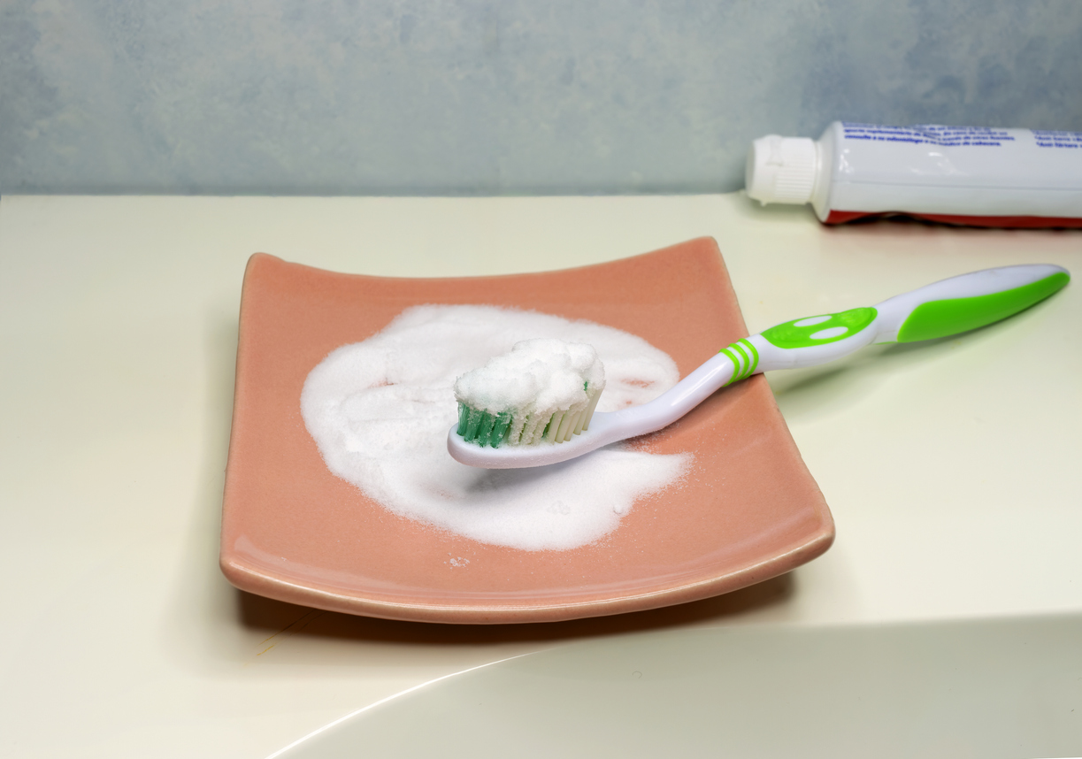 Cleaning teeth with toothbrush and baking soda