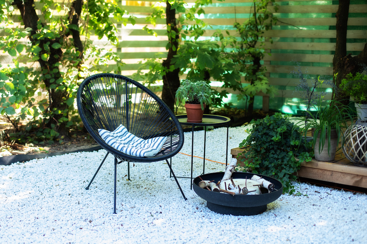 small patio idea with gravel and deck