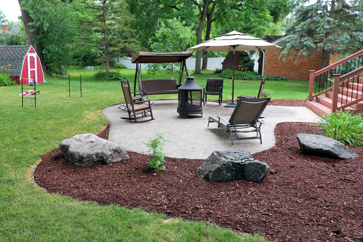 Outdoor patio with mulch around seating area