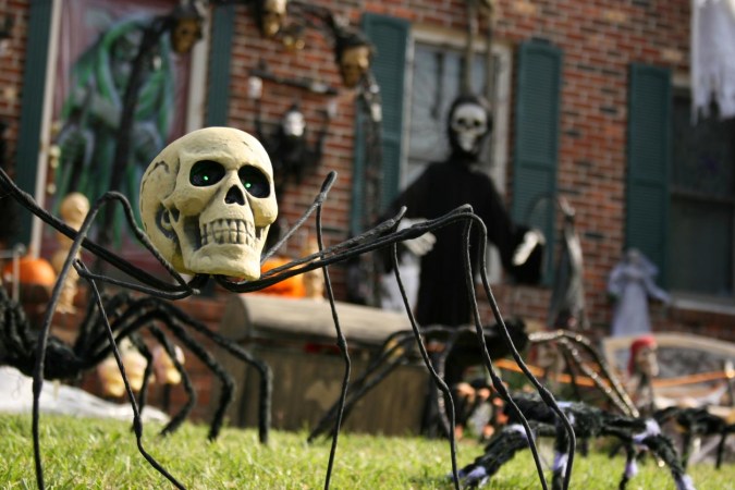 15 Large and Spooky Halloween Decorations for the Front Yard