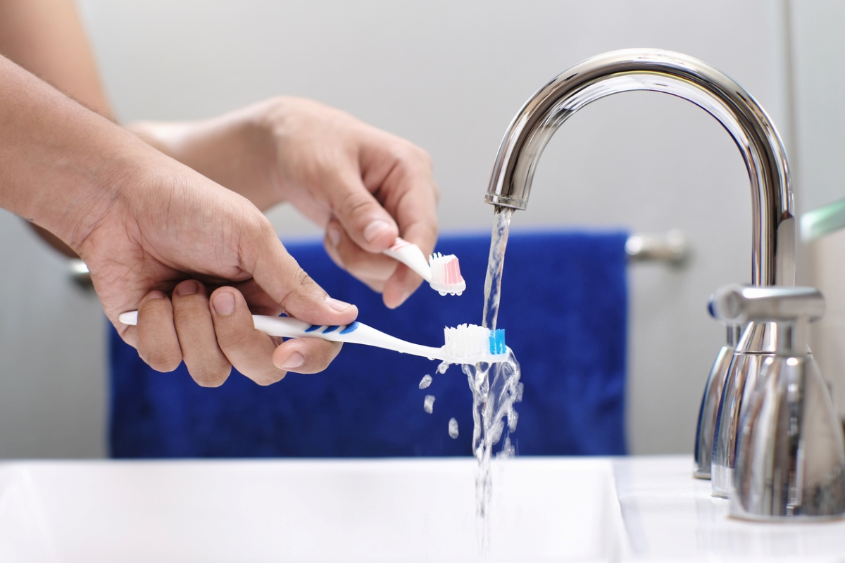 Rinsing toothbrushes