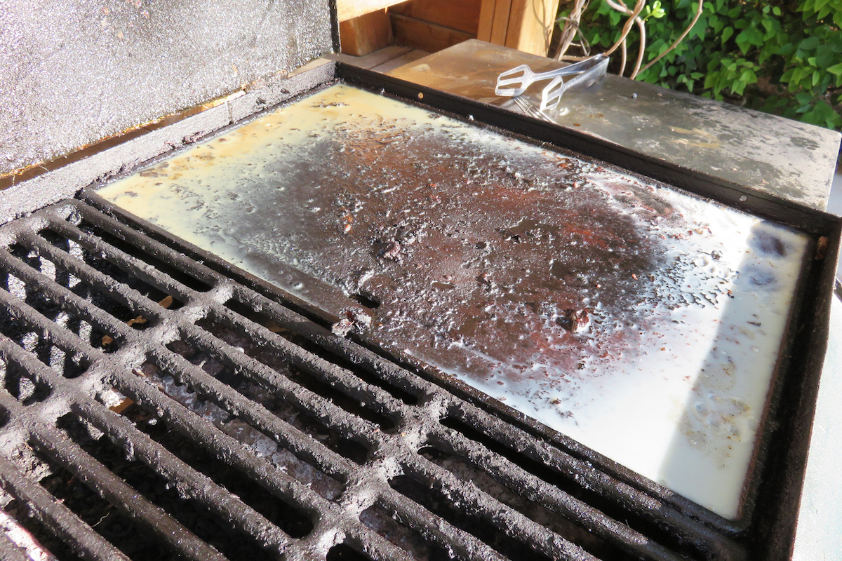 greasy rusty blackstone griddle that needs to be cleaned