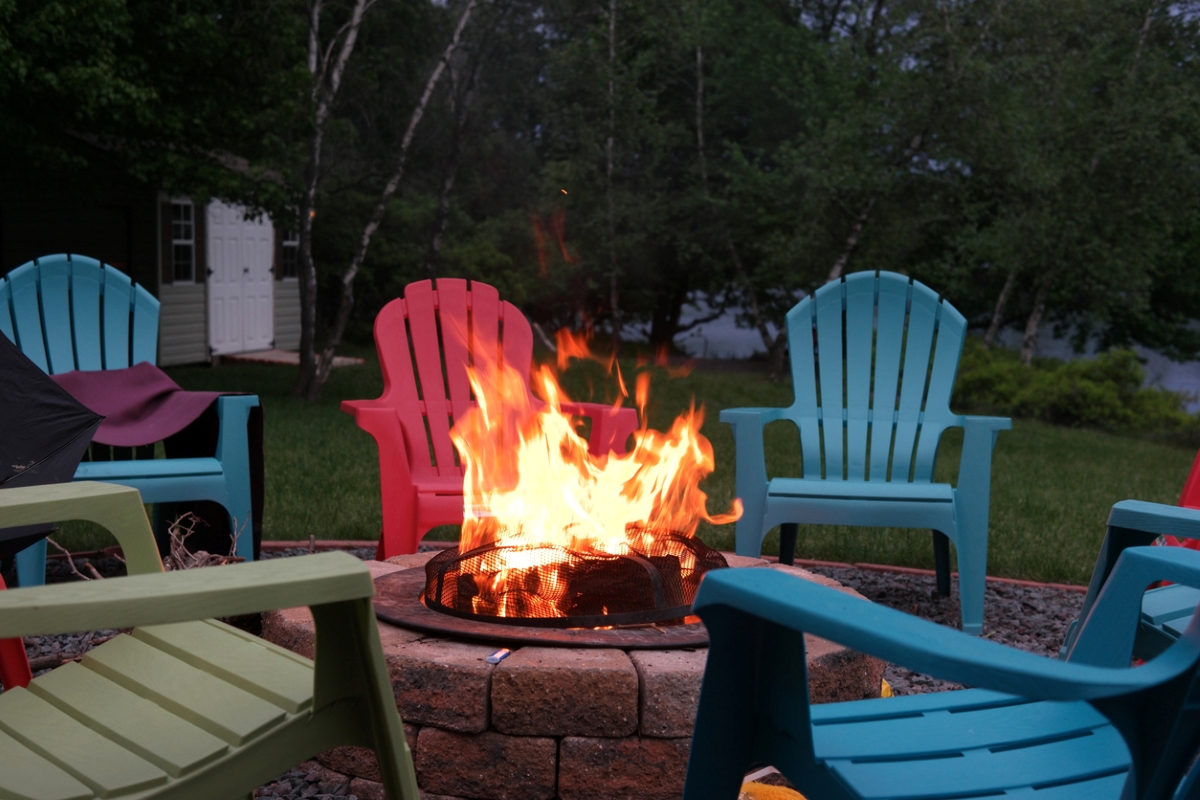Fire pit with lawn chairs