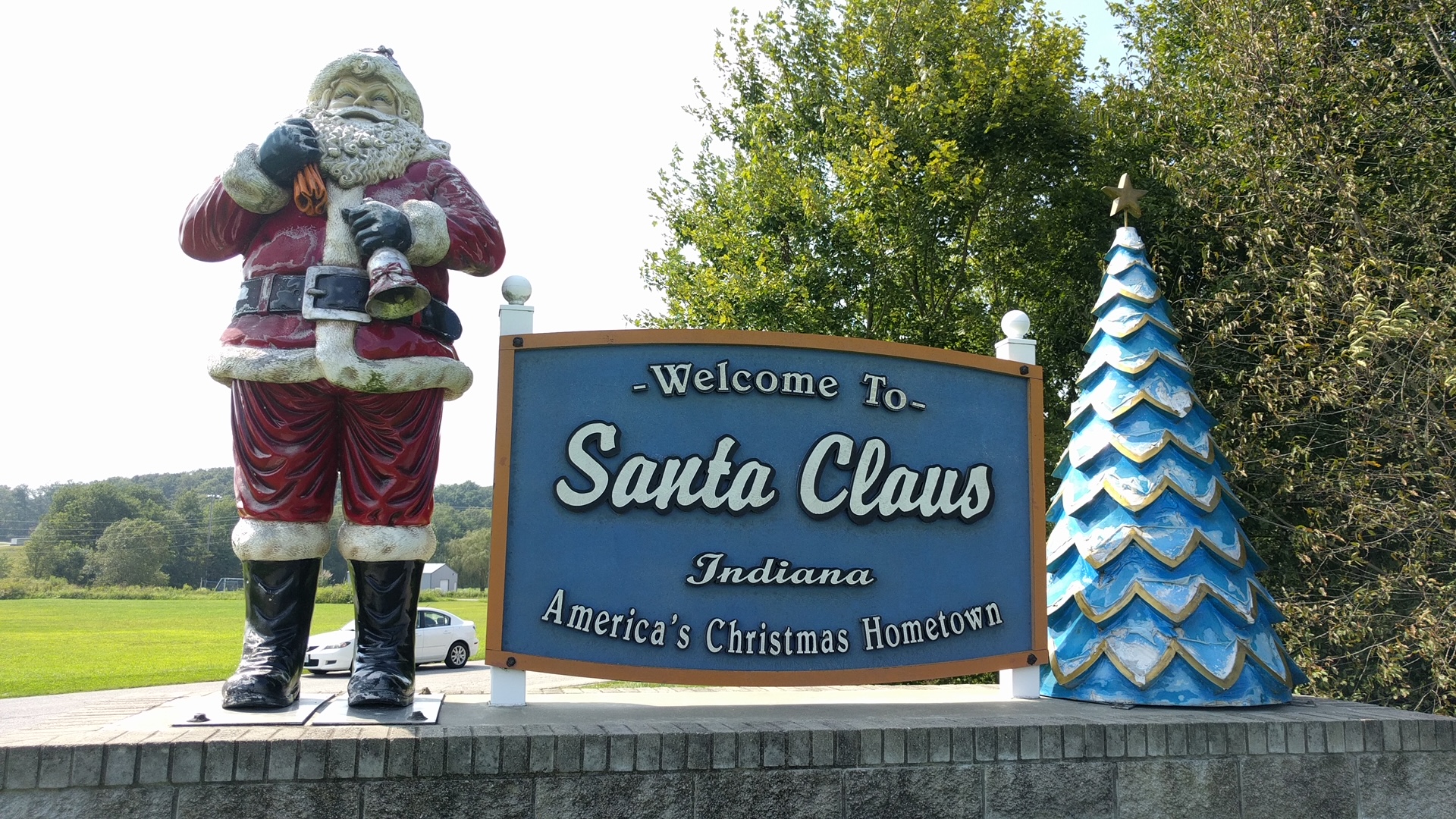 sign for santa claus indiana with large santa claus statue