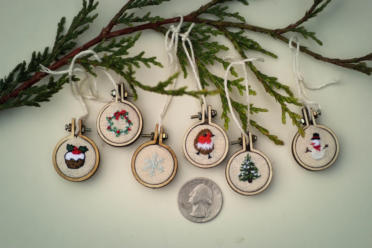 Small embroidered hoop decorations