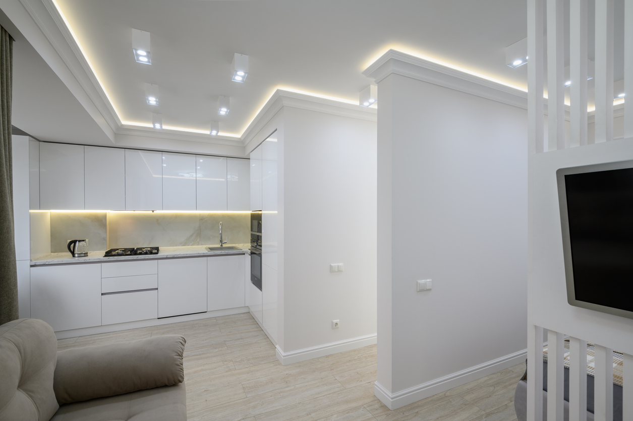 white-kitchen-with-under-cabinet-led-light-strips