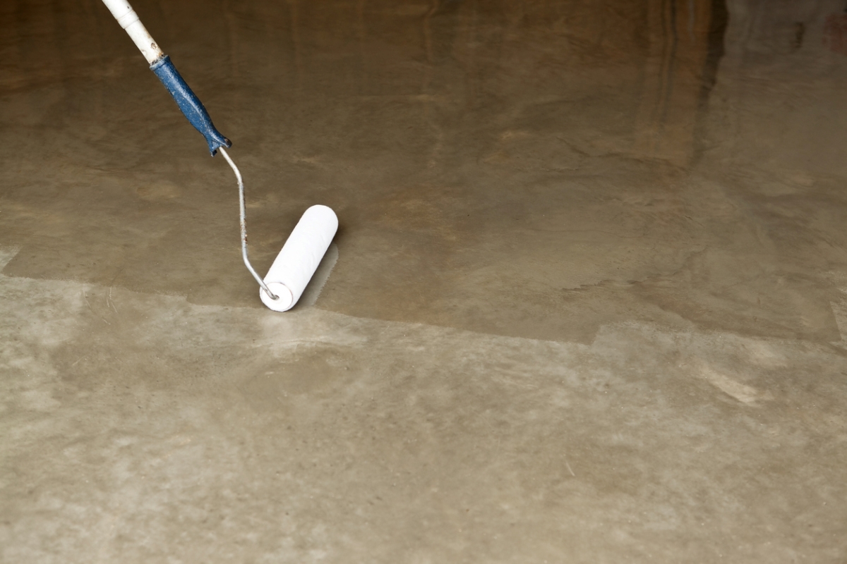 Concrete sealer applying to concrete floor
