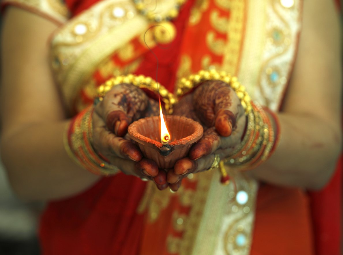 Indian-woman-holds-a-diya-lamp-for-diwali