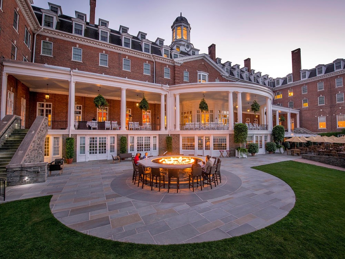Brick hotel with patio bonfire