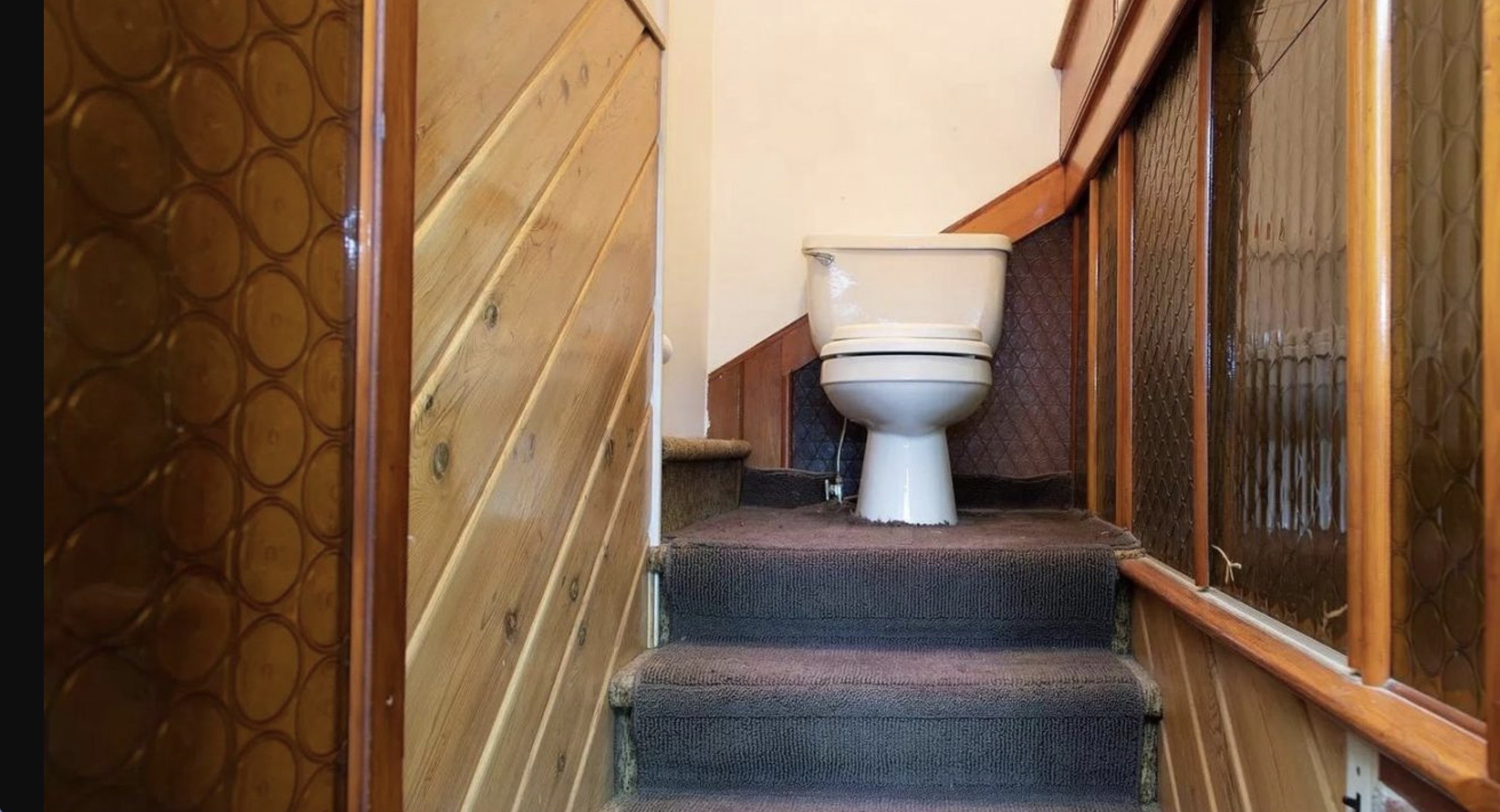 Newton PA house with toilet on landing photo from zillow