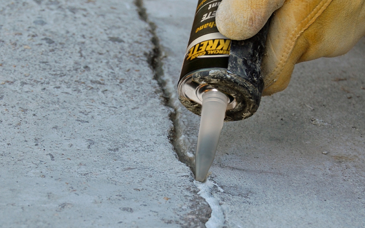Filling driveway crack with tube sealer