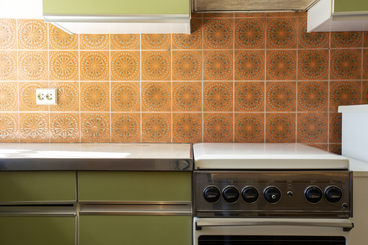 retro-orange-and-green-kitchen-with-metalic-accents-on-cabinets