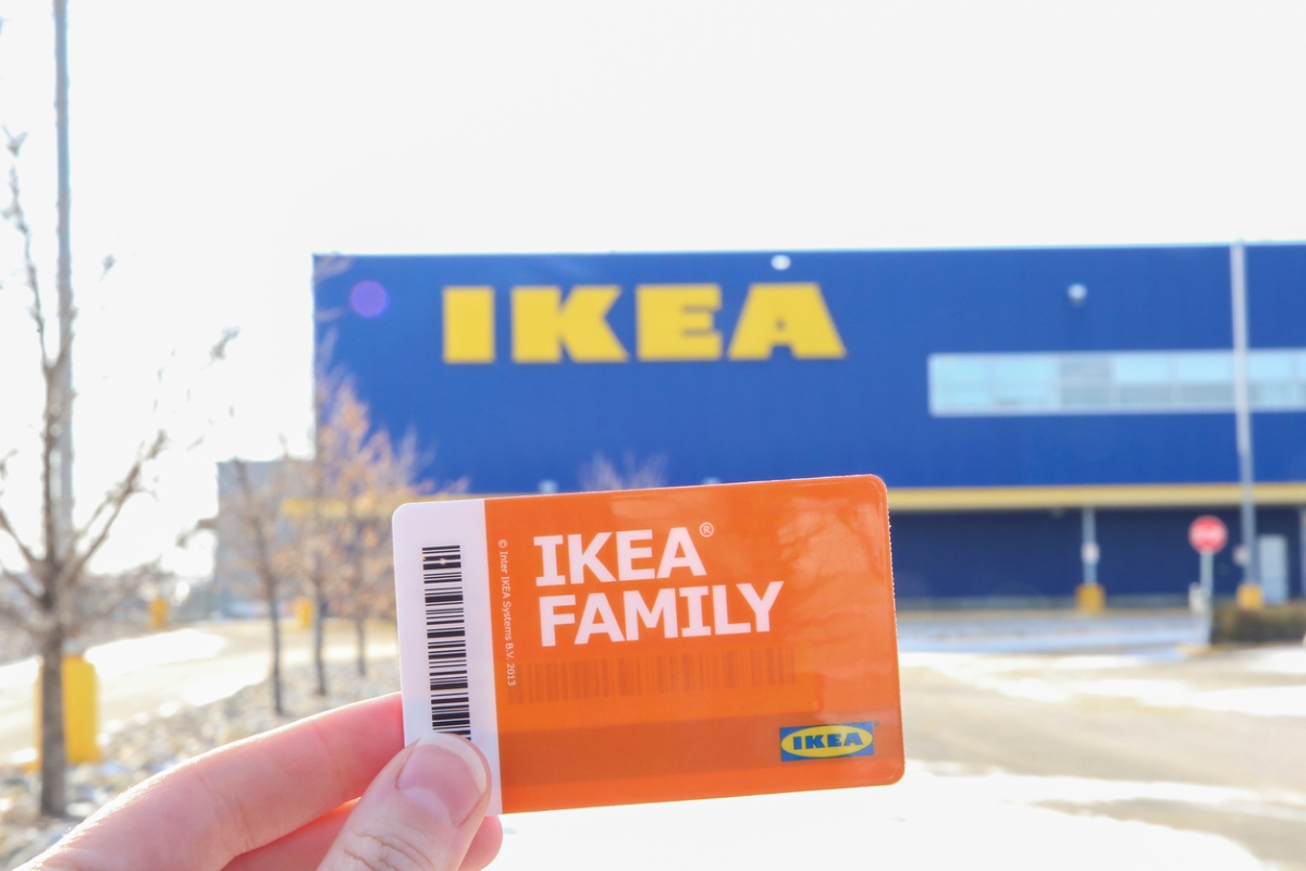 Person holding Ikea membership card.