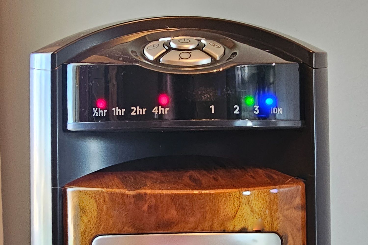 The control panel on the Lasko Wind Curve tower fan showing its speed setting and timer.