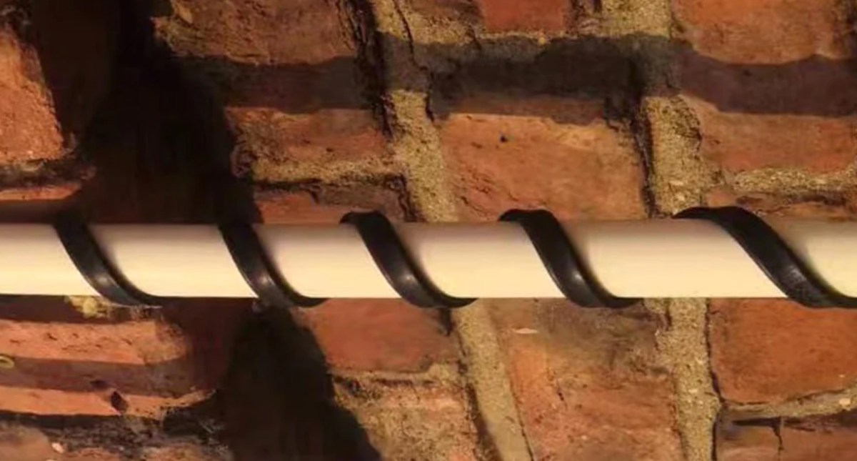 Giraffe Tools Heat Cable Wrapped Around PVC Pipe