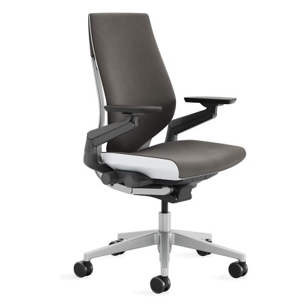 白色背景上的 Steelcase Gesture 办公椅。