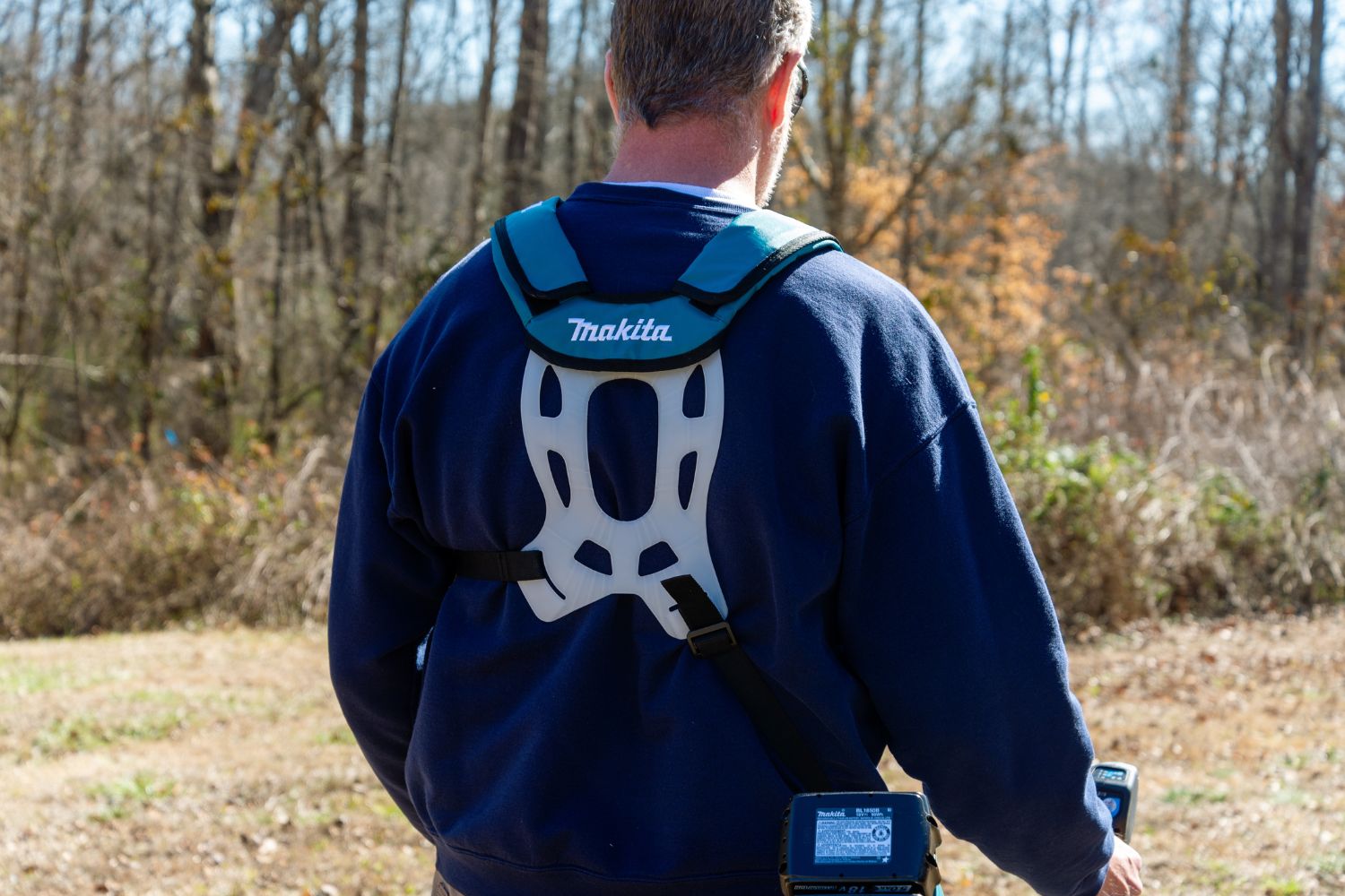 The well-padded harness system on the Makita cordless brush cutter allowing a person to operate the tool clip with one hand.