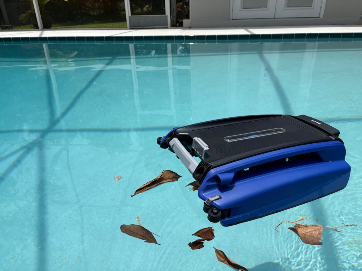 Robotic pool skimmer in use in pool Betta SE