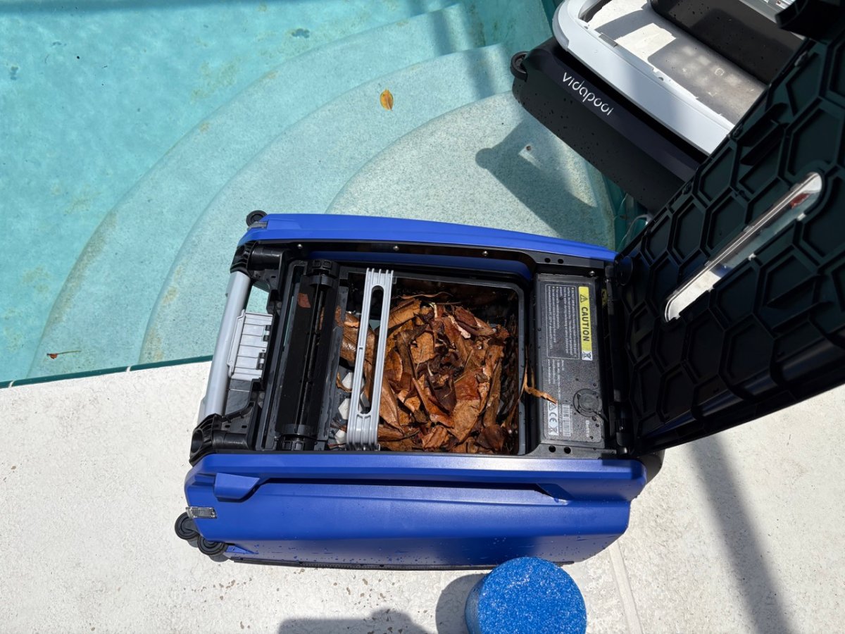 Robotic pool skimmer in use in pool Betta SE