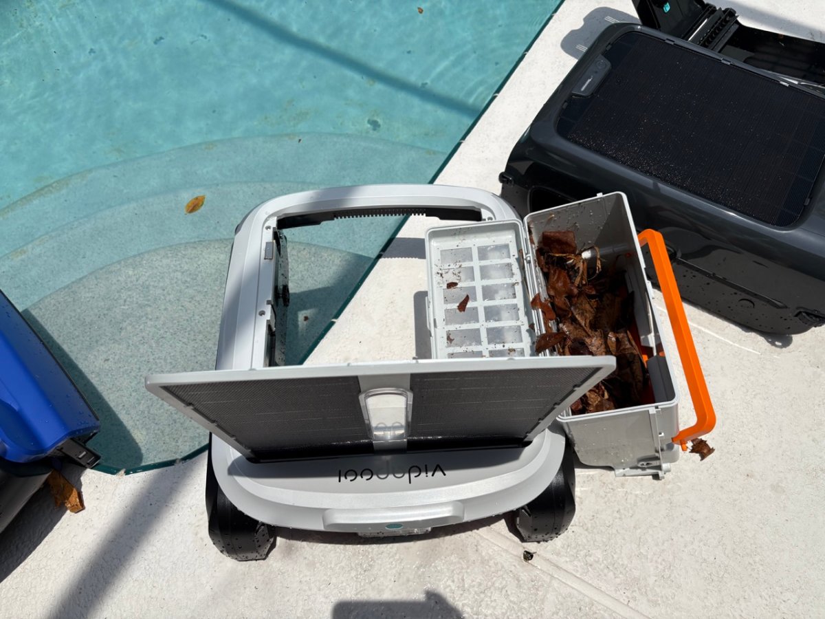 Robotic pool skimmer debris