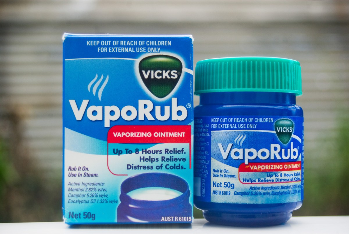 Vick's VapoRub packaging and jar.