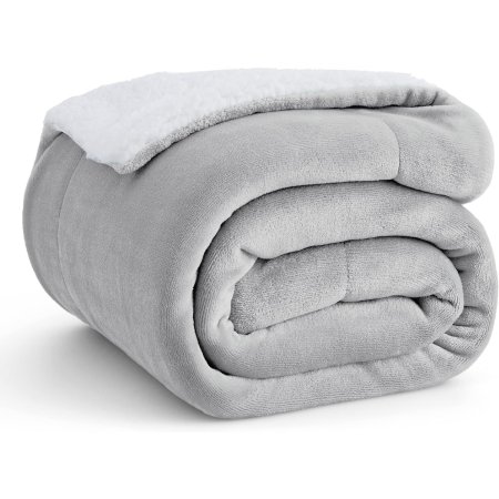  The Bedsure Sherpa and Fleece Reversible Blanket folded on a white background.