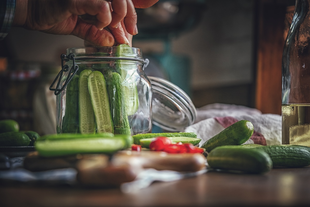 Preserving cucumbers in jars.