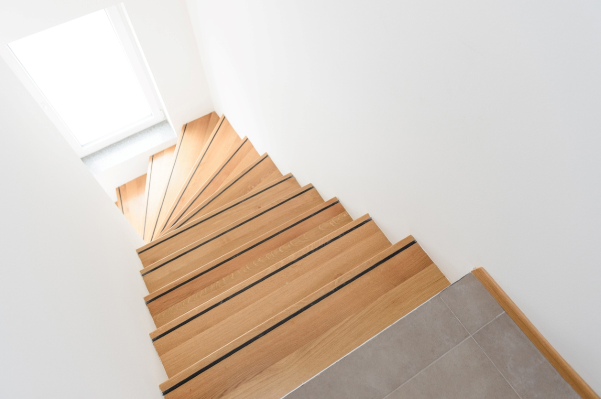 A set of winding stairs that gradually twist downward to the left after five straight steps.