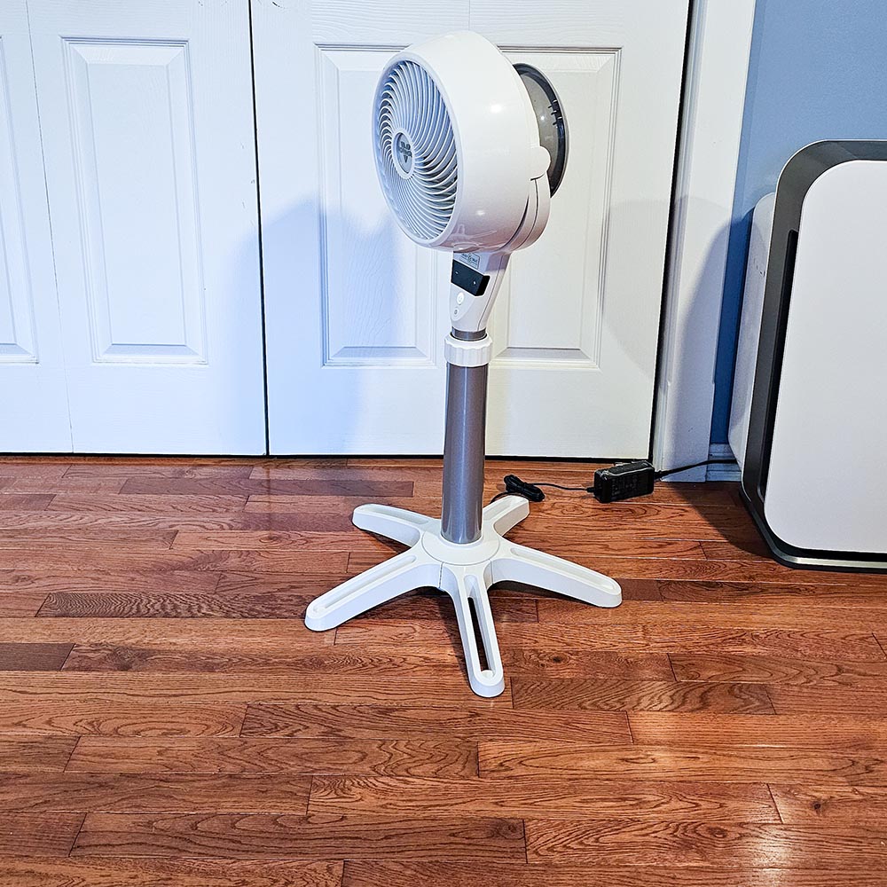 The vorando pedestal fan in front of closet doors during testing.