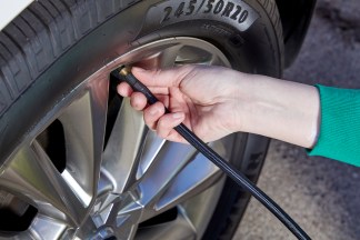 How to Use a Tire Pressure Gauge the Right Way