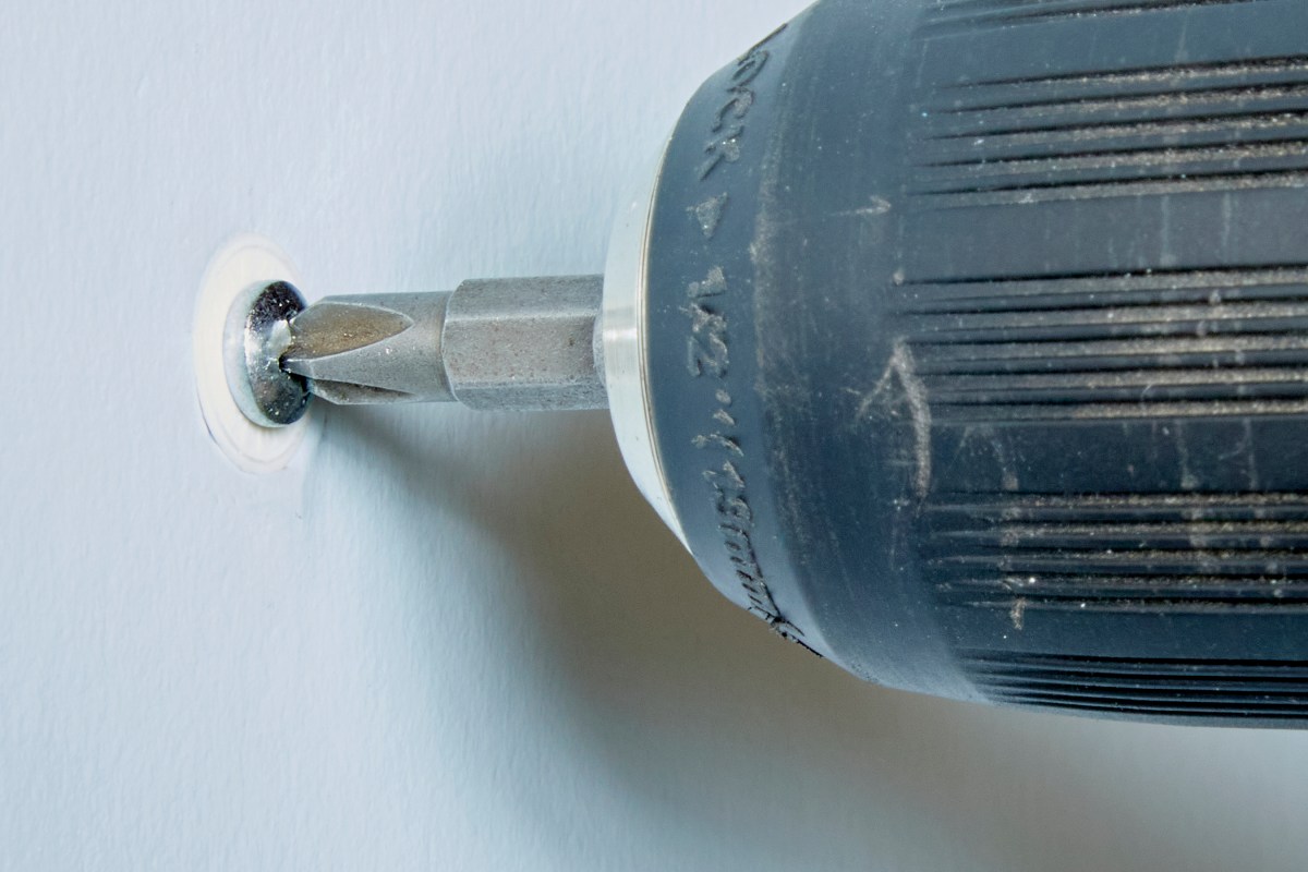 How to Remove Drywall Anchors From Walls